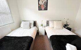 3 Bedroom House With Free Parking