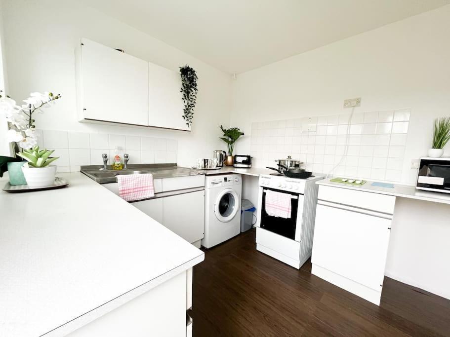 3 Bedroom House With Free Parking Chatham  Buitenkant foto