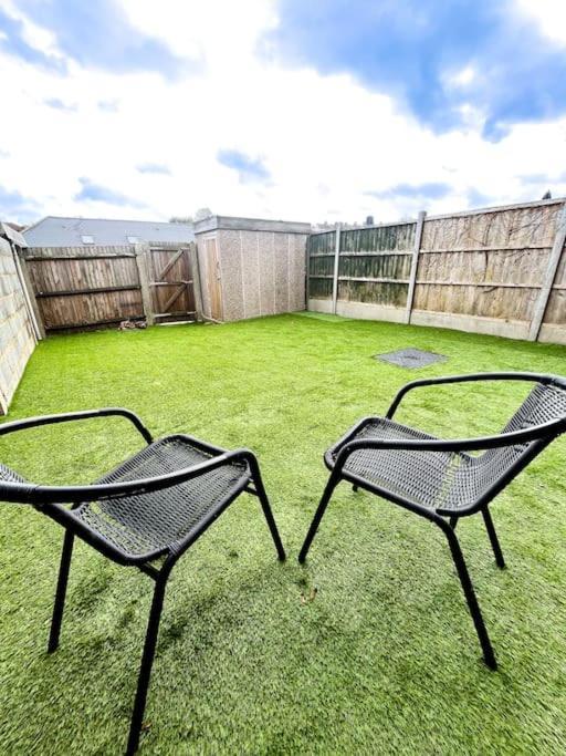 3 Bedroom House With Free Parking Chatham  Buitenkant foto