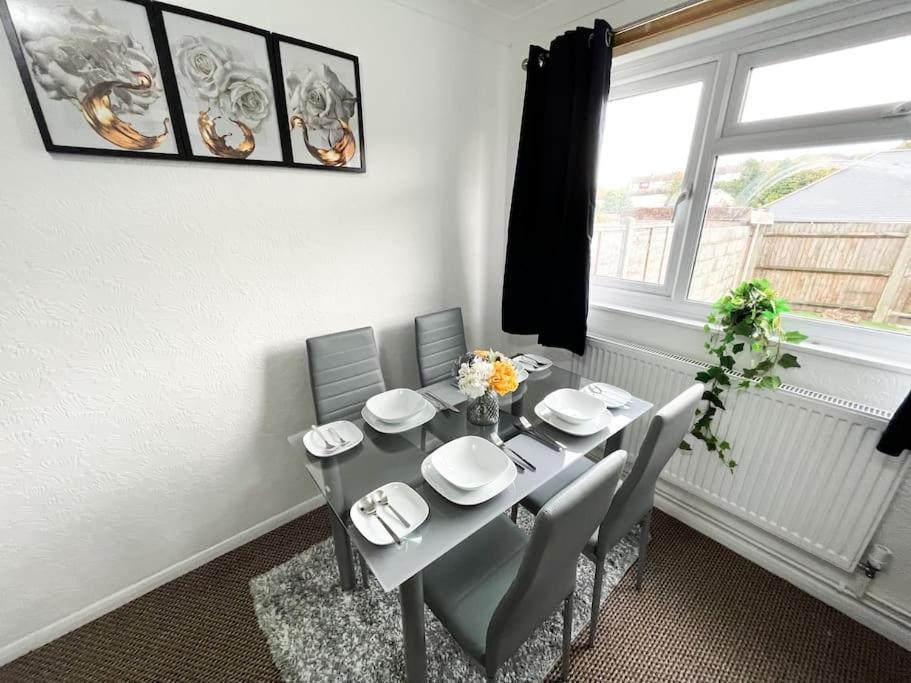 3 Bedroom House With Free Parking Chatham  Buitenkant foto