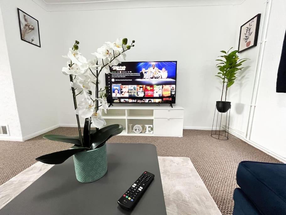 3 Bedroom House With Free Parking Chatham  Buitenkant foto